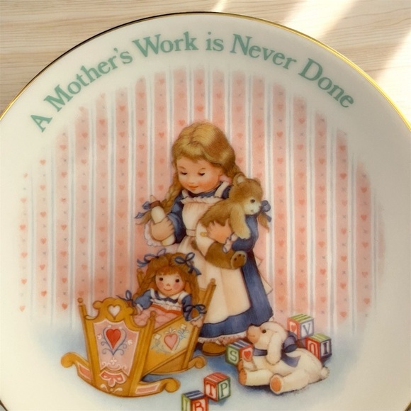 2/$25 Vintage Avon A Mother's Work Is Never Done Mother's Day Plate 1988 - Picture 3 of 4
